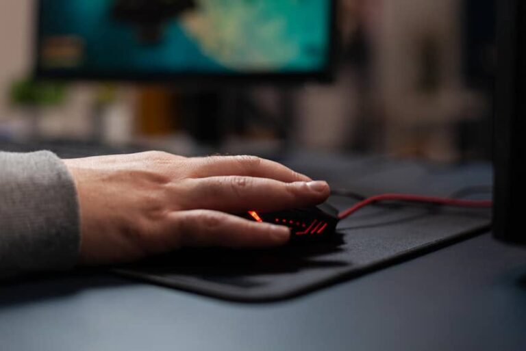 La main d'une personne sur une souris d'ordinateur.