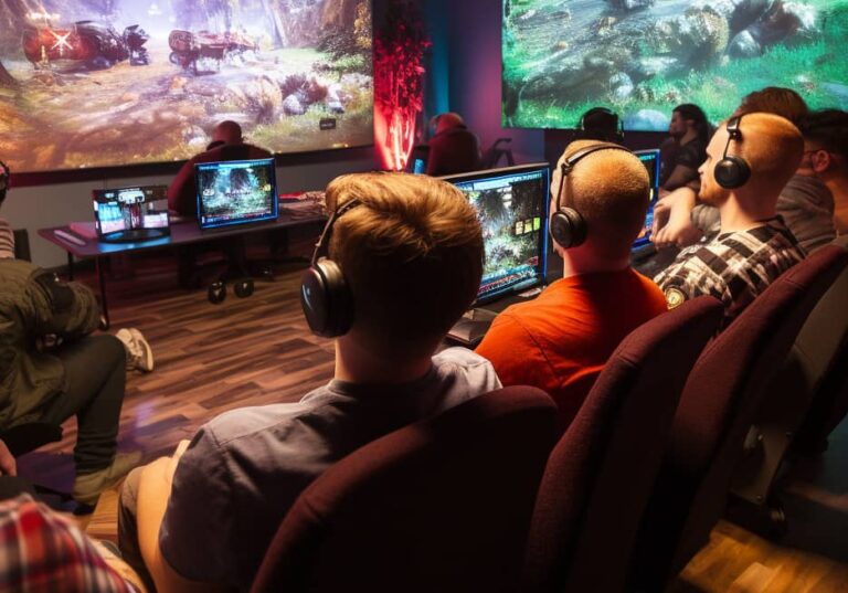 Un groupe de personnes jouant à des jeux vidéo dans une pièce.