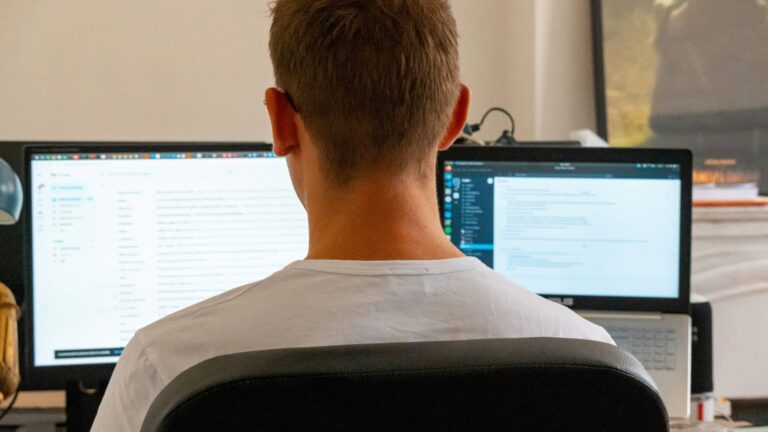 Un gamer devant deux écrans d'ordinateur
