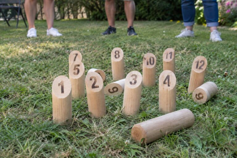 Un jeu de molkky posé sur l'herbe